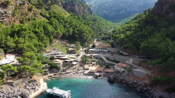 Aerial drone videobeelden van Port de Sa Calobra Bay, Mallorca — Stockvideo