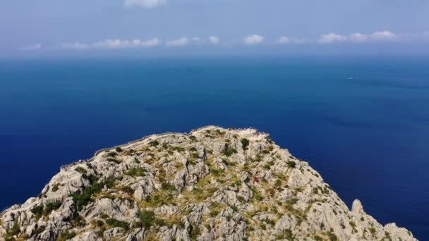 Повітряний дрон відео з берега з горами та скелями мису Фортор — стокове відео