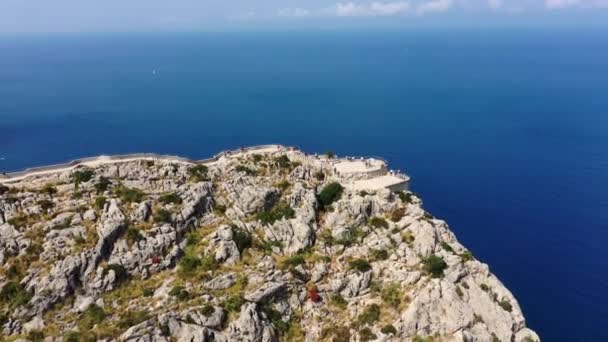 Vzdušné záběry z pobřeží s horami a skalami z mysu Formentor — Stock video