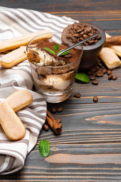 玻璃中经典提拉米苏甜点的份量和木质背景的萨沃亚尔迪饼干 — 图库照片