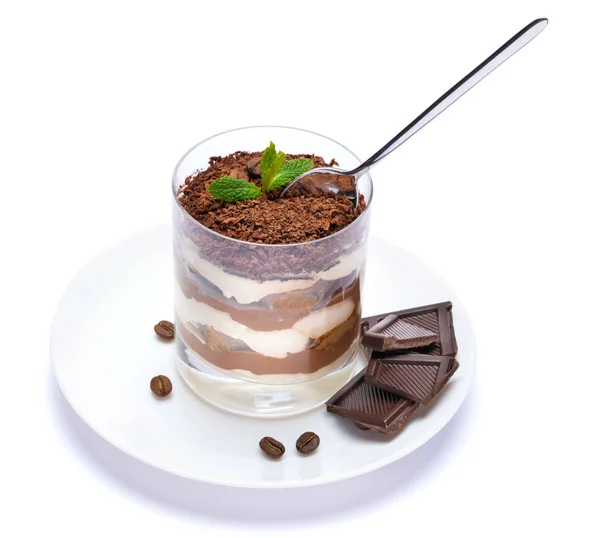 Klassisches Tiramisu-Dessert im Glasbecher auf dem Teller und Schokoladenstücke auf weißem Hintergrund mit Schneideweg — Stockfoto