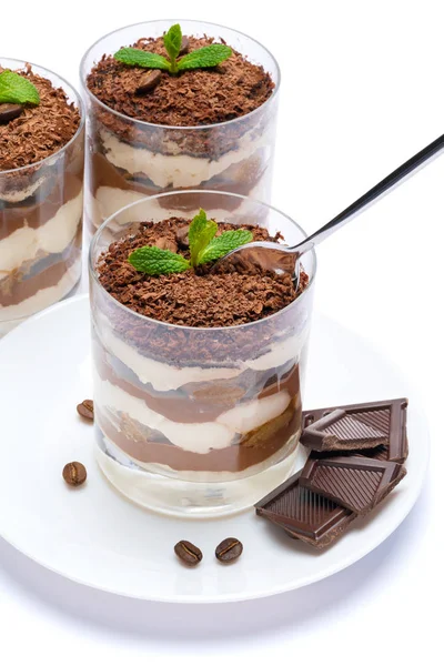 Classico dessert tiramisù in una tazza di vetro sul piatto e pezzi di cioccolato su sfondo bianco con percorso di ritaglio — Foto Stock