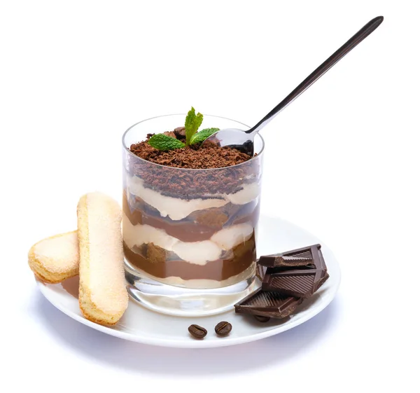 Postre tiramisú clásico en una taza de vidrio en el plato y trozos de chocolate sobre fondo blanco con camino de recorte —  Fotos de Stock