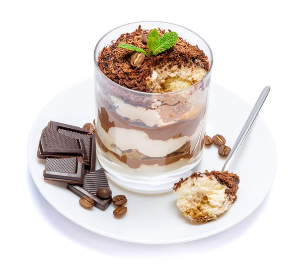 Klassisches Tiramisu-Dessert im Glasbecher auf dem Teller und Schokoladenstücke auf weißem Hintergrund mit Schneideweg — Stockfoto