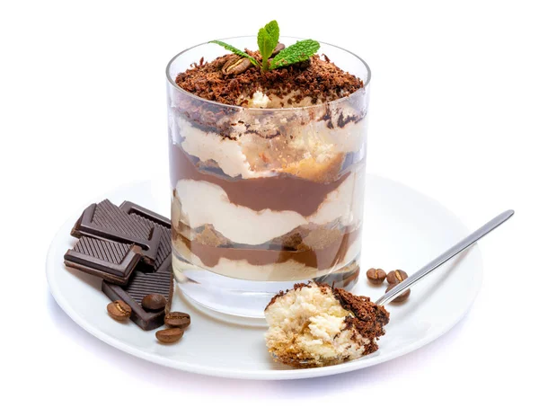 Klassisches Tiramisu-Dessert im Glasbecher auf dem Teller und Schokoladenstücke auf weißem Hintergrund mit Schneideweg — Stockfoto