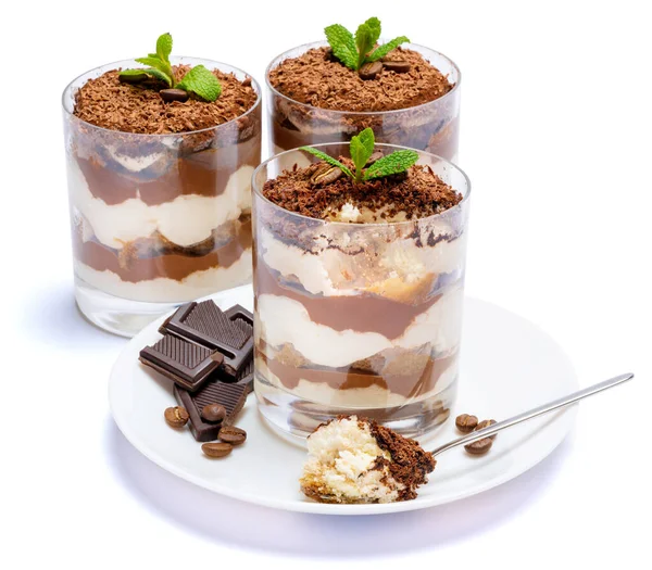 Klassisches Tiramisu-Dessert im Glasbecher auf dem Teller und Schokoladenstücke auf weißem Hintergrund mit Schneideweg — Stockfoto