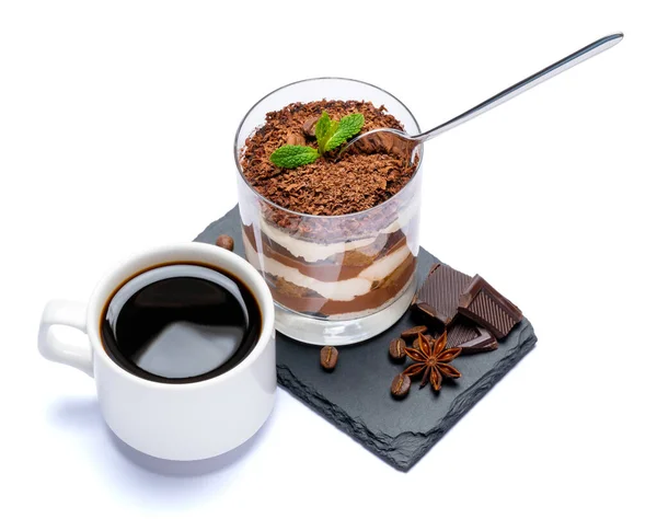 Klassisches Tiramisu-Dessert in einer Glasschale und Schokoladenstücke auf Steinschneidebrett auf weißem Hintergrund mit Schneideweg — Stockfoto