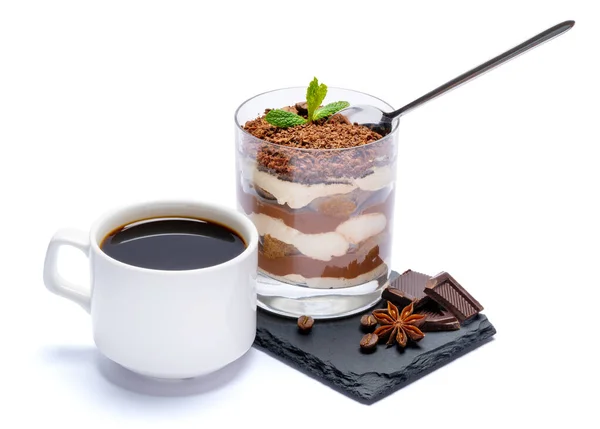 Klassisches Tiramisu-Dessert in einer Glasschale und Schokoladenstücke auf Steinschneidebrett auf weißem Hintergrund mit Schneideweg — Stockfoto