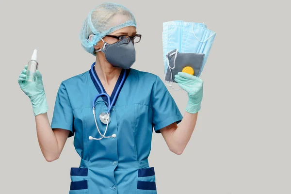 청진기를 들고 보호용 마스크를 쓰고 소독제를 사용하는 의사 간호사 — 스톡 사진