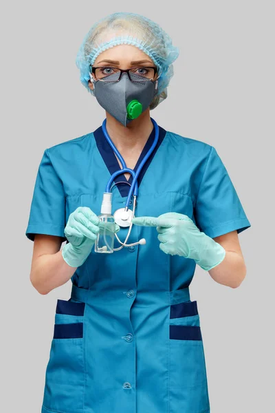 Medicinsk doktor sjuksköterska bär skyddande mask - innehÃ ¥llande flaska med saneringsspray eller gel — Stockfoto