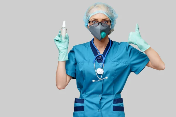 Enfermeira médica usando máscara protetora - segurando frasco de spray de higienização ou gel — Fotografia de Stock