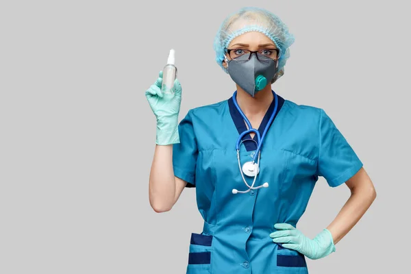 Orvos nővér visel védő maszk - gazdaság palack fertőtlenítő spray vagy gél — Stock Fotó
