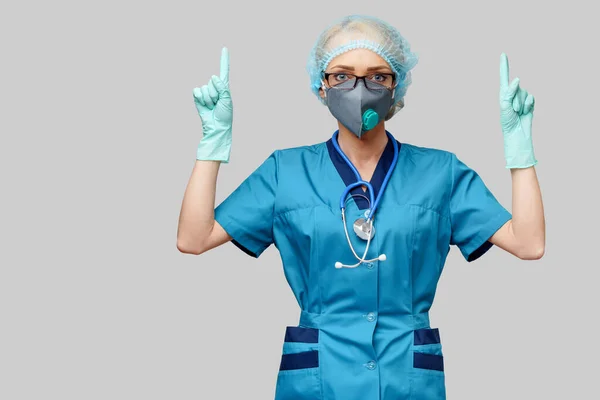 Sztetoszkópos női orvos védőmaszkkal és latex kesztyűvel világosszürke háttér felett — Stock Fotó
