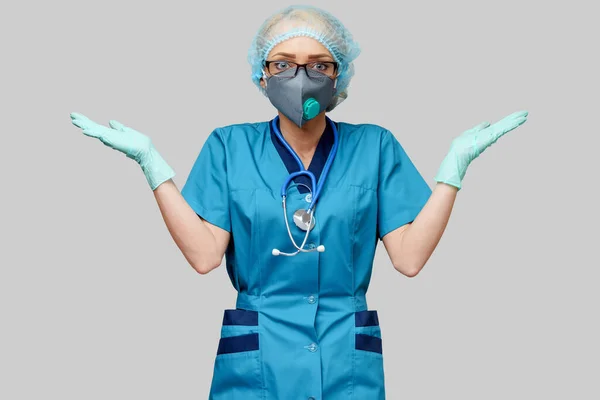 Female doctor with stethoscope wearing protective mask and latex gloves over light grey background — Stock Photo, Image