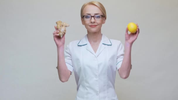 Nutricionista médico concepto de estilo de vida saludable - sosteniendo raíz de jengibre y fruta de limón — Vídeo de stock