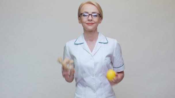Medico nutrizionista concetto di stile di vita sano - tenendo radice di zenzero e frutta al limone — Video Stock