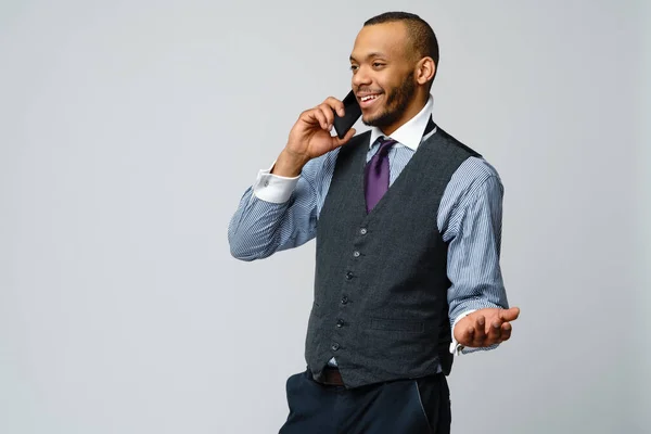 Professioneller afrikanisch-amerikanischer Geschäftsmann telefoniert — Stockfoto