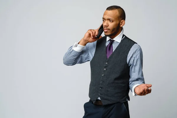 Professioneller afrikanisch-amerikanischer Geschäftsmann telefoniert — Stockfoto