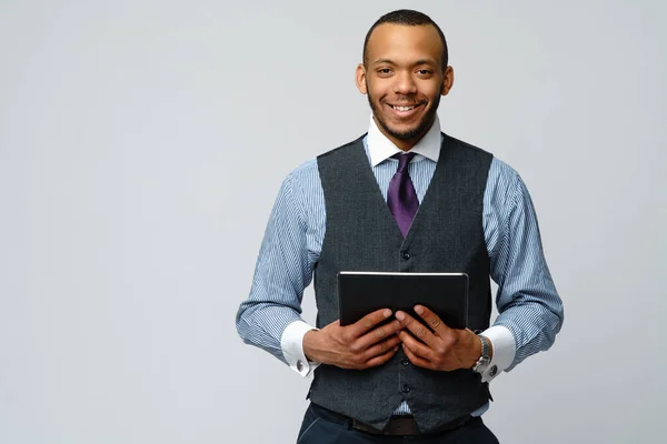 Hombre de negocios afroamericano profesional sosteniendo la tableta PC —  Fotos de Stock