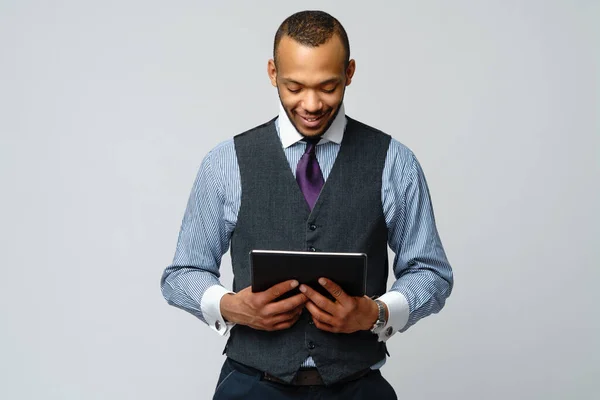 Profesyonel Afro-Amerikan iş adamı elinde tablet tutuyor. — Stok fotoğraf