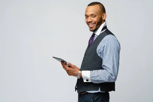Profesjonalny afrykańsko-amerykański biznes człowiek gospodarstwa tablet pc — Zdjęcie stockowe