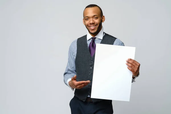 Hombre de negocios afroamericano profesional - presentación de la celebración de signo en blanco — Foto de Stock
