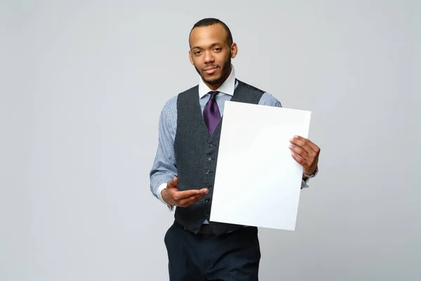 Professionele Afrikaans-Amerikaanse zakenman - presenteren bedrijf blanco teken — Stockfoto