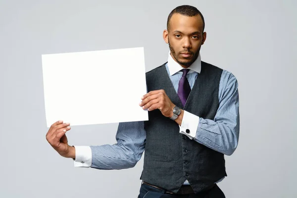 Hombre de negocios afroamericano profesional - presentación de la celebración de signo en blanco —  Fotos de Stock