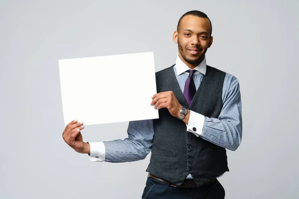Professionele Afrikaans-Amerikaanse zakenman - presenteren bedrijf blanco teken — Stockfoto