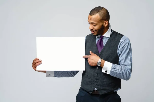 Hombre de negocios afroamericano profesional - presentación de la celebración de signo en blanco —  Fotos de Stock