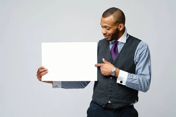 Professioneller afrikanisch-amerikanischer Geschäftsmann - präsentiert leeres Schild — Stockfoto