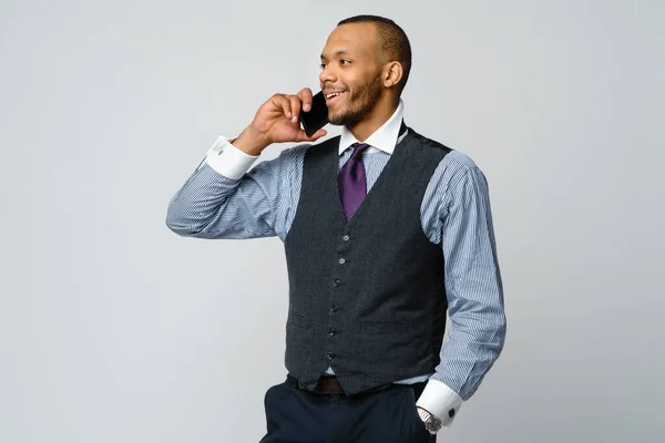 Hombre de negocios afroamericano profesional hablando por teléfono móvil —  Fotos de Stock
