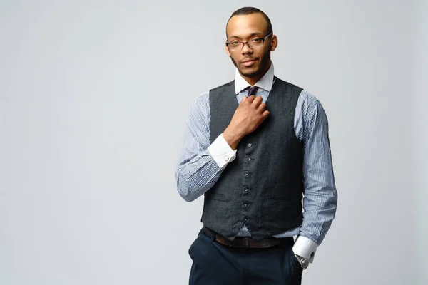 Afroamerikaner trägt Hemd und Krawatte Porträt über grauem Hintergrund — Stockfoto