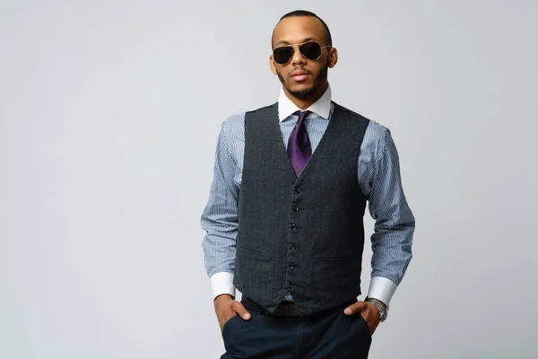 Uomo afro-americano che indossa camicia e cravatta ritratto su sfondo grigio — Foto Stock