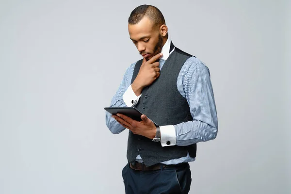 Hombre de negocios afroamericano profesional sosteniendo la tableta PC —  Fotos de Stock