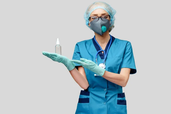 보호용 마스크를 착용하고 있는 의사의 간호사 - 사죄하는 기도나 젤 병을 들고 있는 병 — 스톡 사진