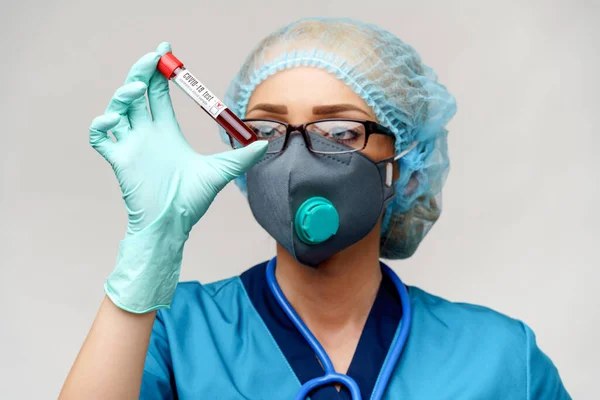 Médico enfermera mujer usando máscara protectora y guantes - sosteniendo coronavirus positivo COVID-19 análisis de sangre — Foto de Stock