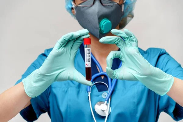 Médico enfermera mujer usando máscara protectora y guantes - sosteniendo coronavirus negativo COVID-19 análisis de sangre —  Fotos de Stock