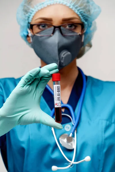 Verpleegkundige vrouw met beschermend masker en handschoenen - negatief coronavirus COVID-19 bloedonderzoek — Stockfoto