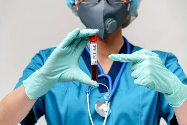 Verpleegkundige vrouw met beschermend masker en handschoenen - positief coronavirus COVID-19 bloedonderzoek — Stockfoto