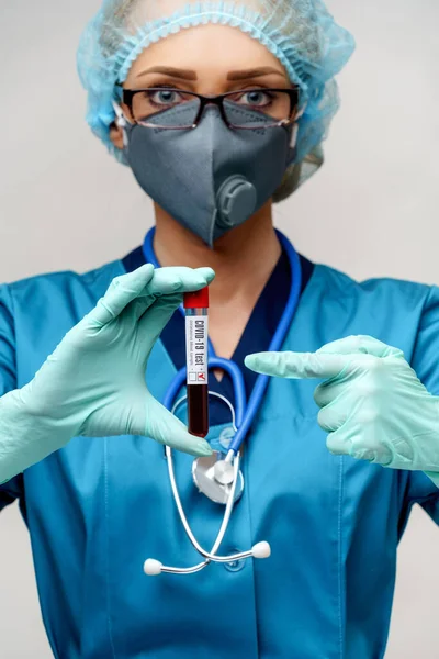 Врач медсестра женщина в защитной маске и перчатках - проведение положительного коронавируса COVID-19 анализ крови — стоковое фото