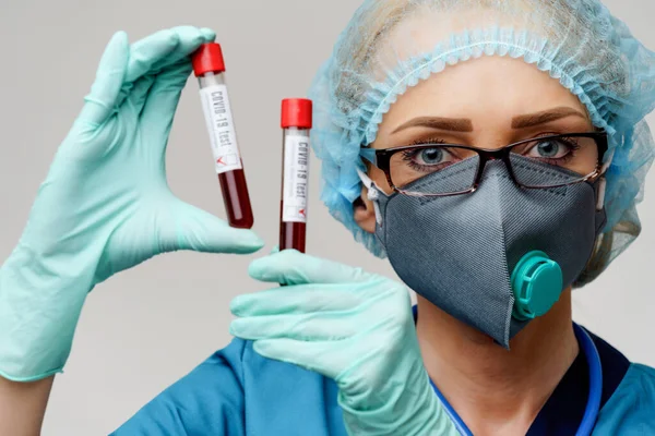 Verpleegkundige vrouw met beschermend masker en handschoenen - negatief en positief coronavirus COVID-19 bloedonderzoek — Stockfoto