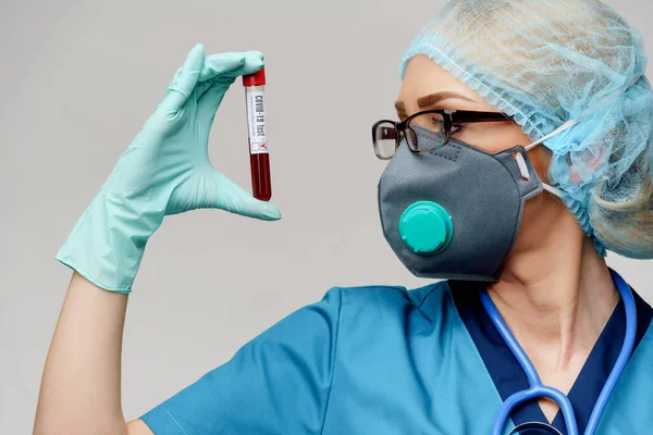 Ärztin Krankenschwester mit Schutzmaske und Handschuhen - mit positivem Coronavirus-Bluttest COVID-19 — Stockfoto