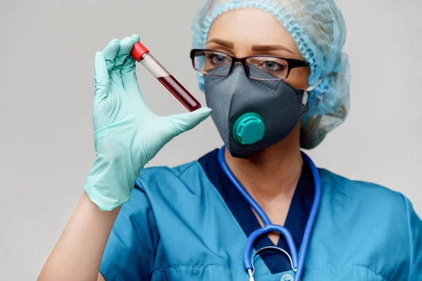 Medische arts verpleegkundige vrouw met beschermende masker en handschoenen - houden virus bloed reageerbuis — Stockfoto