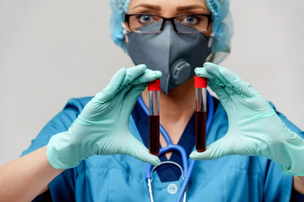 Medische arts verpleegkundige vrouw met beschermende masker en handschoenen - houden virus bloed reageerbuis — Stockfoto