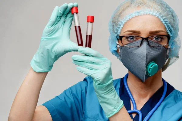 Medische arts verpleegkundige vrouw met beschermende masker en handschoenen - houden virus bloed reageerbuis — Stockfoto