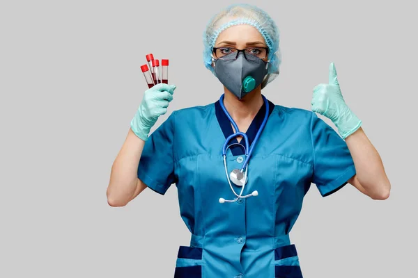 Lekarz pielęgniarka kobieta nosi maskę ochronną i rękawiczki - trzymając rurkę badania krwi wirusa — Zdjęcie stockowe