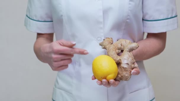 Nutricionista médico concepto de estilo de vida saludable - sosteniendo raíz de jengibre, limón y vitamina píldora — Vídeos de Stock