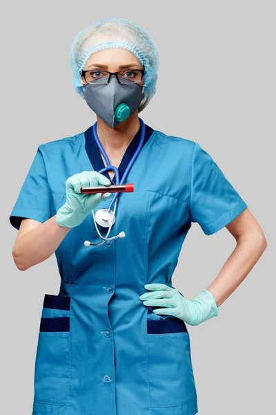 Médico enfermeira mulher usando máscara protetora e luvas - segurando vírus tubo de teste de sangue — Fotografia de Stock