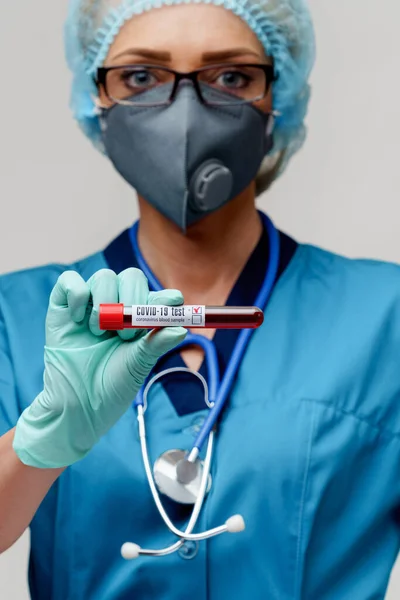 Врач медсестра женщина в защитной маске и перчатках - проведение пробирки крови вируса — стоковое фото